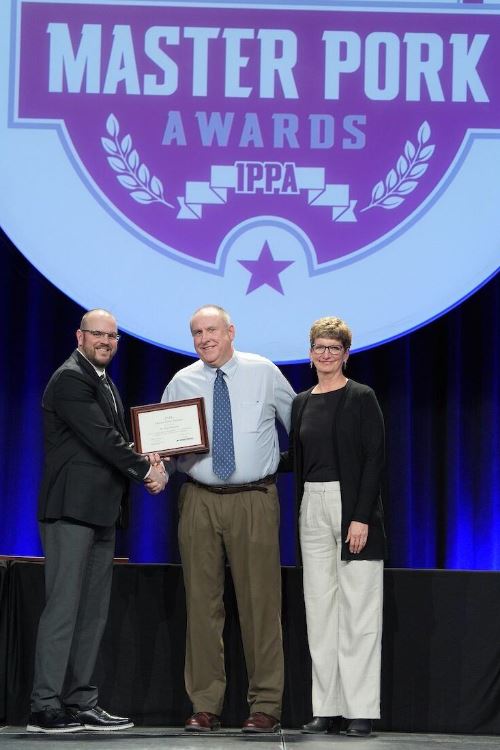 Dr. Bob Blomme receives master pork partner award